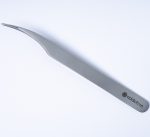 Λεπτομέρεια μύτης καμπύλης λαβίδας διαχωρισμού TW-01 Curved, σχεδιασμένη για εργονομία και ευκολία σε βαθουλωτά μάτια.