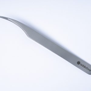 Λεπτομέρεια μύτης καμπύλης λαβίδας διαχωρισμού TW-01 Curved, σχεδιασμένη για εργονομία και ευκολία σε βαθουλωτά μάτια.