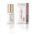 Επαγγελματική κόλλα βλεφαρίδων 1-2 sec της Addictive Lashes σε κομψό λευκό μπουκαλάκι με χρυσό καπάκι, δίπλα στην πολυτελή ροζ συσκευασία της.