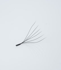 Κοντινή λήψη (close-up) ενός έτοιμου 6D pre-made fan (τουφάκι) με μακρύ κορμό (long stem), αποτελούμενο από 6 λεπτές ίνες για εφαρμογή volume extensions.