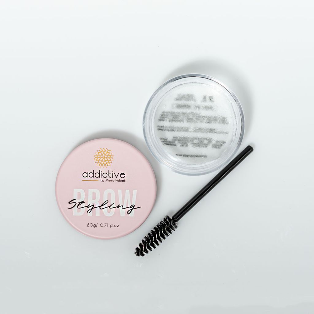 Ροζ βαζάκι Brow Styling Balm της Addictive Lashes με βουρτσάκι φρυδιών σε λευκό φόντο