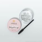 Ροζ βαζάκι Brow Styling Balm της Addictive Lashes με βουρτσάκι φρυδιών σε λευκό φόντο