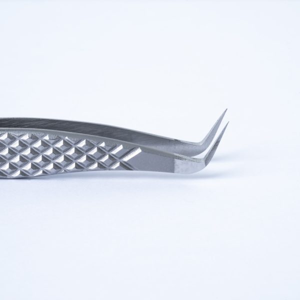 Κοντινή λήψη της μύτης Boot της λαβίδας TW-02, ιδανική για εφαρμογή extensions στην εσωτερική γωνία του ματιού με Classic Nose