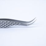 Κοντινή λήψη της καμπύλης μύτης της λαβίδας TW-03, που επιτρέπει ακριβή διαχωρισμό βλεφαρίδων και δημιουργία volume fans με Classic Nose