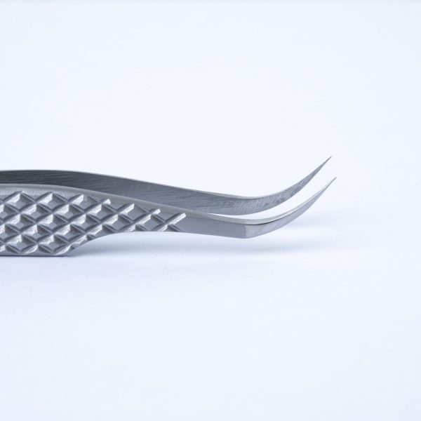 Κοντινή λήψη της καμπύλης μύτης της λαβίδας TW-03, που επιτρέπει ακριβή διαχωρισμό βλεφαρίδων και δημιουργία volume fans με Classic Nose