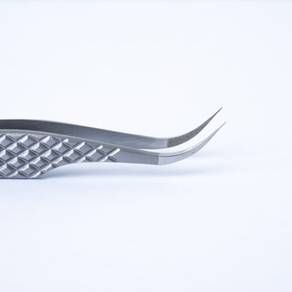 Κοντινή λήψη της καμπύλης μύτης της λαβίδας TW-03, που επιτρέπει ακριβή διαχωρισμό βλεφαρίδων και δημιουργία volume fans με Fiber Tip