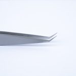 Κοντινή λήψη της μύτης Stiletto 45° της λαβίδας TW-04, ιδανική για ακριβή διαχωρισμό και τοποθέτηση βλεφαρίδων με Classic Tip