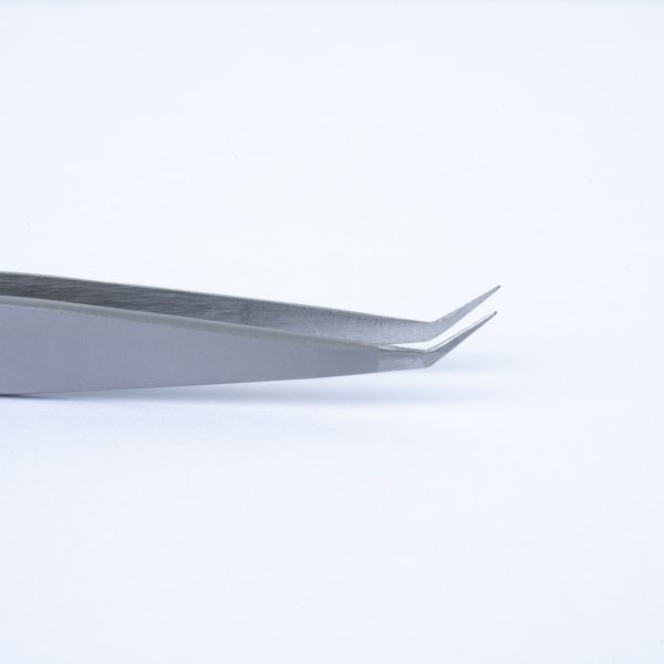 Κοντινή λήψη της μύτης Stiletto 45° της λαβίδας TW-04, ιδανική για ακριβή διαχωρισμό και τοποθέτηση βλεφαρίδων με Classic Tip