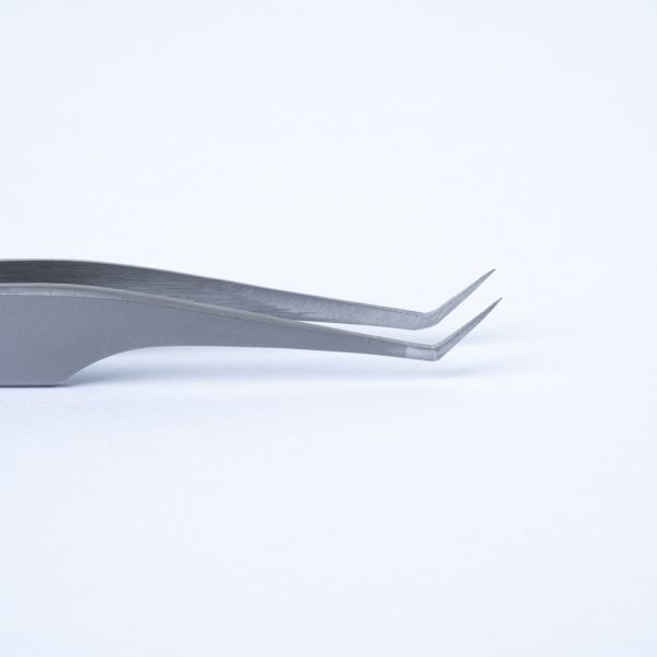 Κοντινή λήψη της μύτης Stiletto (45°) της λαβίδας TW-06, που δείχνει τη λεπτή σχεδίαση για ακρίβεια στην τοποθέτηση βλεφαρίδων με Classic Nose