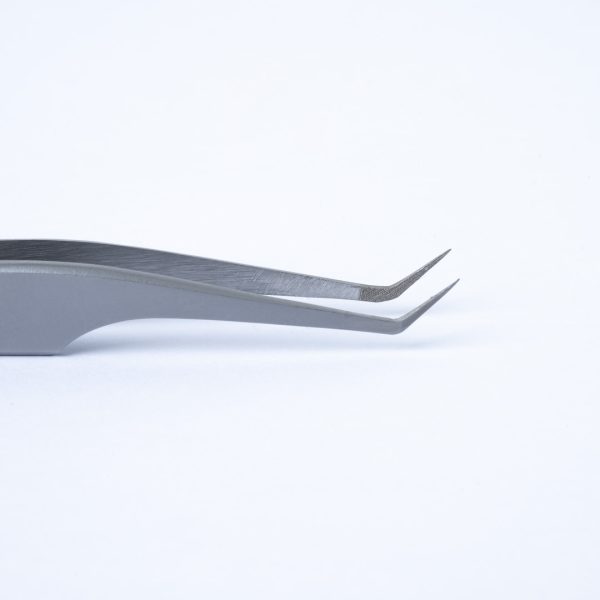 Κοντινή λήψη της μύτης Stiletto (45°) της λαβίδας TW-06, που δείχνει τη λεπτή σχεδίαση για ακρίβεια στην τοποθέτηση βλεφαρίδων με Fiber Tip