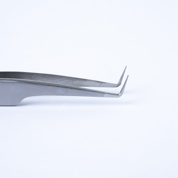 Πλαϊνή κοντινή λήψη (profile view) της μύτης της επαγγελματικής λαβίδας TW-07 με classic nose, που αναδεικνύει το λεπτό προφίλ και την τέλεια ευθυγράμμιση της γωνίας 90 μοιρών για μέγιστη ακρίβεια.