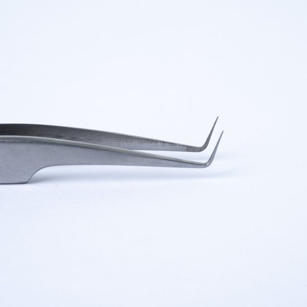 Πλαϊνή κοντινή λήψη (profile view) της μύτης της επαγγελματικής λαβίδας TW-07 με Fiber Tip, που αναδεικνύει το λεπτό προφίλ και την τέλεια ευθυγράμμιση της γωνίας 90 μοιρών για μέγιστη ακρίβεια.