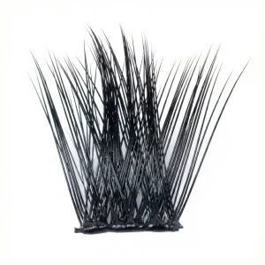 Λεπτομερής κοντινή λήψη (macro) ενός μεμονωμένου τουφιού Flirt Me DIY. Φαίνεται καθαρά η πυκνή, σταυρωτή διάταξη των τριχών και η ειδική αυτοκόλλητη βάση (self-adhesive band) που επιτρέπει την τοποθέτηση χωρίς έξτρα κόλλα.