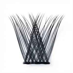 Λεπτομερής κοντινή λήψη (macro) ενός μεμονωμένου τουφιού Fluffy Mood DIY. Διακρίνεται η αέρινη, "fluffy" υφή με τις διασταυρούμενες τρίχες που προσφέρουν ανάλαφρο όγκο, καθώς και η μαύρη αυτοκόλλητη βάση (self-adhesive band).