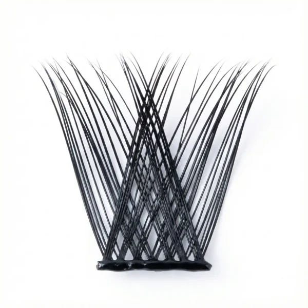 Λεπτομερής κοντινή λήψη (macro) ενός μεμονωμένου τουφιού Fluffy Mood DIY. Διακρίνεται η αέρινη, "fluffy" υφή με τις διασταυρούμενες τρίχες που προσφέρουν ανάλαφρο όγκο, καθώς και η μαύρη αυτοκόλλητη βάση (self-adhesive band).