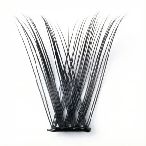 Λεπτομερής κοντινή λήψη (macro) ενός μεμονωμένου τουφιού Power Doll DIY. Διακρίνεται η έντονη ανορθωτική καμπυλότητα (curl) που δημιουργεί το Doll Eye εφέ και η λεπτή, αυτοκόλλητη βάση για εφαρμογή χωρίς έξτρα κόλλα.