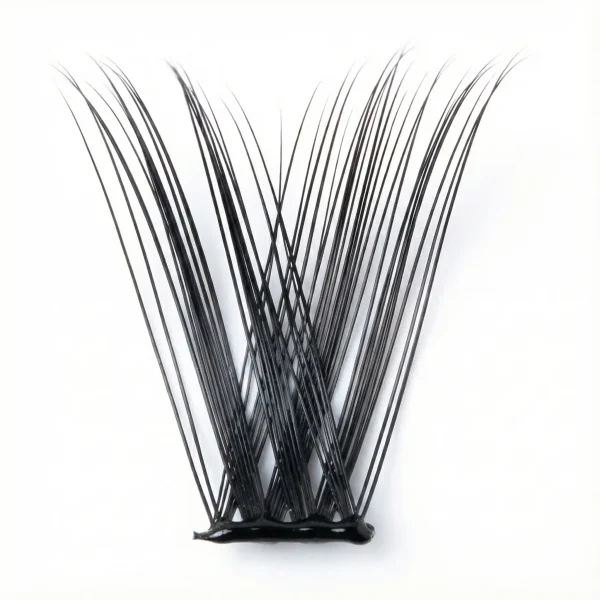 Λεπτομερής κοντινή λήψη (macro) ενός μεμονωμένου τουφιού Power Doll DIY. Διακρίνεται η έντονη ανορθωτική καμπυλότητα (curl) που δημιουργεί το Doll Eye εφέ και η λεπτή, αυτοκόλλητη βάση για εφαρμογή χωρίς έξτρα κόλλα.