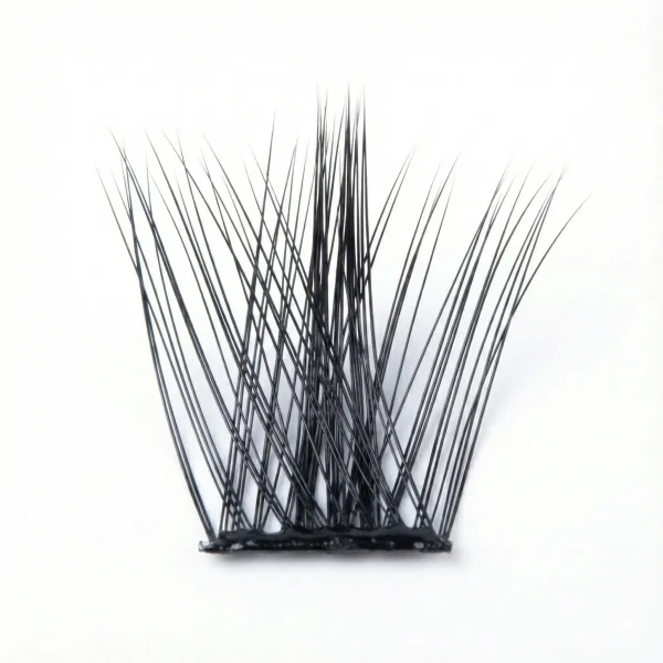 Λεπτομερής κοντινή λήψη (macro) ενός μεμονωμένου τουφιού Soft Whisper DIY. Διακρίνονται οι εξαιρετικά λεπτές, αραιές τρίχες για φυσικό (wispy) αποτέλεσμα και η μαύρη αυτοκόλλητη βάση (self-adhesive band).