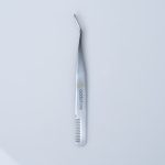 Εργονομική λαβίδα βλεφαρίδων Flick & Fix της Addictive Lashes. Διαθέτει καμπύλο άκρο για τοποθέτηση DIY extensions και ενσωματωμένο χτενάκι στη λαβή για περιποίηση.