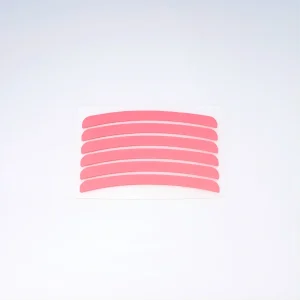 Σετ από 6 ροζ ταινίες σιλικόνης (Lash Lift Compensators) της Addictive Lashes. Χρησιμοποιούνται ως lockers πάνω στα ρολάκια για την απόλυτη σταθεροποίηση των βλεφαρίδων κατά την επεξεργασία, αντικαθιστώντας την κλασική πλαστική μεμβράνη (film).