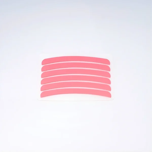 Σετ από 6 ροζ ταινίες σιλικόνης (Lash Lift Compensators) της Addictive Lashes. Χρησιμοποιούνται ως lockers πάνω στα ρολάκια για την απόλυτη σταθεροποίηση των βλεφαρίδων κατά την επεξεργασία, αντικαθιστώντας την κλασική πλαστική μεμβράνη (film).