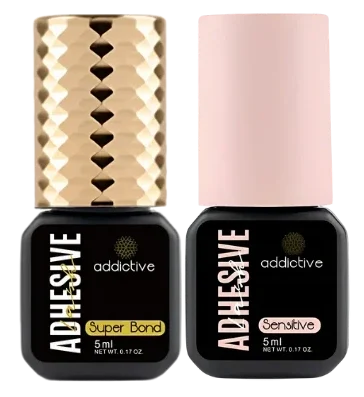 Δύο μπουκαλάκια επαγγελματικής κόλλας extensions της Addictive Lashes: Super Bond με χρυσό καπάκι για μέγιστη διάρκεια και Sensitive με ροζ καπάκι για ευαίσθητα μάτια.