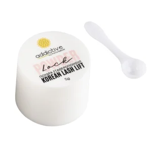 Επαγγελματική πούδρα σταθεροποίησης Addictive Powder Lock για την κορεατική τεχνική Lash Lift με ειδικό κουταλάκι δοσολογίας.