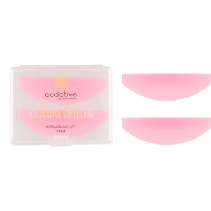 Συσκευασία που περιέχει ένα ζευγάρι ροζ σιλικονούχα ρολάκια (silicone shields) ειδικά σχεδιασμένα για την τεχνική Korean Lash Lift της Addictive Lashes. Διακρίνεται η θήκη αποθήκευσης και το ανατομικό σχήμα των pads.