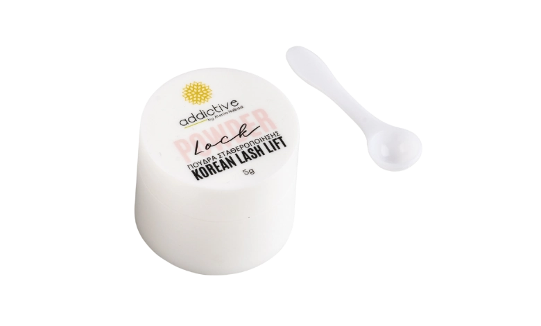 Συσκευασία της ειδικής πούδρας σταθεροποίησης Powder Lock της Addictive Lashes, απαραίτητη για την τεχνική Korean Lash Lift, μαζί με τη σπάτουλα εφαρμογής.