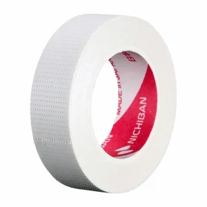 Αυθεντική ιατρική ταινία Nichiban Tape σε λευκό χρώμα για extensions βλεφαρίδων, τοποθετημένη σε καθαρό λευκό φόντο για το Addictive Lashes.