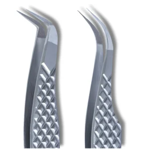 Κοντινό πλάνο στις μύτες των λαβίδων TW-02 και TW-03 βλεφαρίδων με αντιολισθητική λαβή για σταθερό κράτημα.