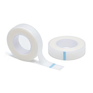 Δύο ρολά διάφανης πλαστικής ταινίας για βλεφαρίδες, με το ένα να έχει ξετυλιγμένο ένα κομμάτι.