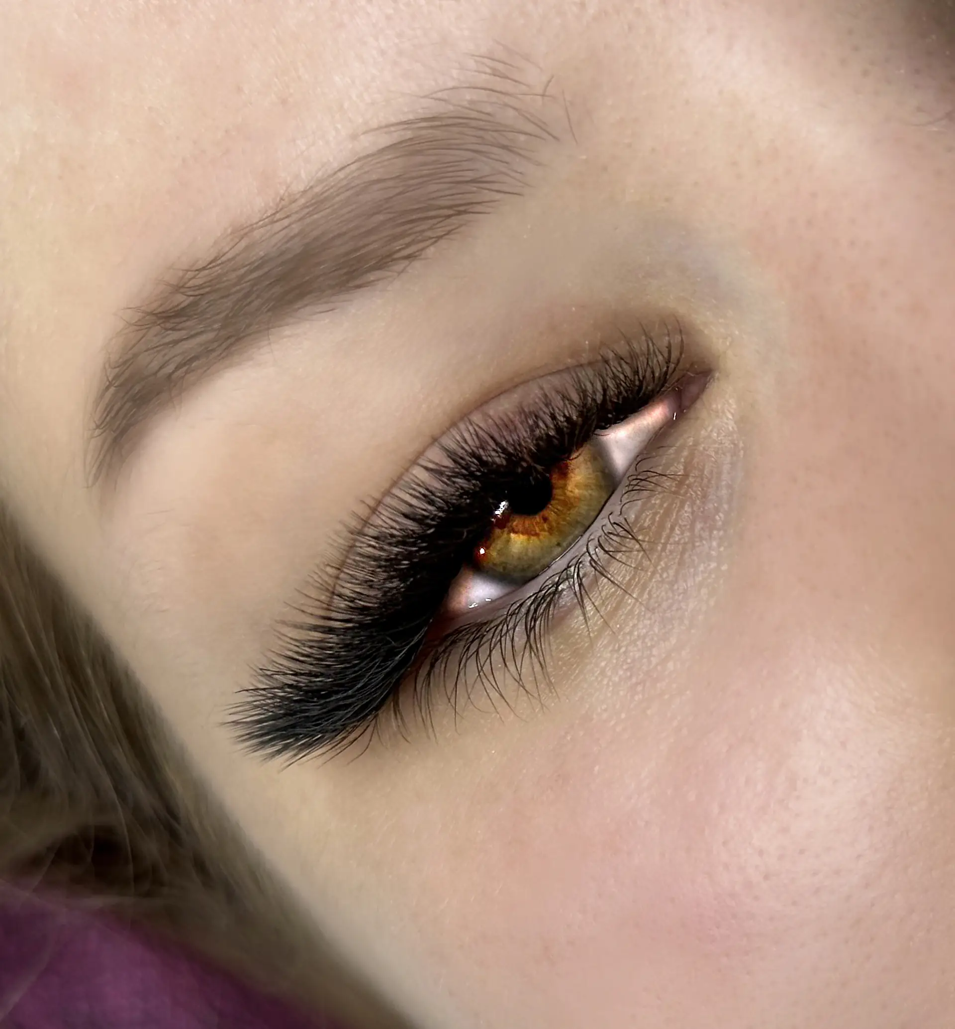 Κοντινή λήψη (close-up) γυναικείου ματιού με εφαρμογή Volume Lash Extensions. Διακρίνεται η έντονη πυκνότητα, η ομοιομορφία και το εντυπωσιακό, δραματικό βλέμμα που προσφέρει η τεχνική Russian Volume της Addictive Lashes.