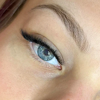 Κοντινή λήψη ματιού με εφαρμογή extensions τεχνικής Eyeliner Effect. Διακρίνεται η εξαιρετική πυκνότητα στη ρίζα και η ειδική τοποθέτηση στην εξωτερική γωνία που δημιουργεί την ψευδαίσθηση γραμμής eyeliner (winged look), χωρίς χρήση μακιγιάζ. Αποτέλεσμα της εξειδικευμένης εκπαίδευσης του Workshop.