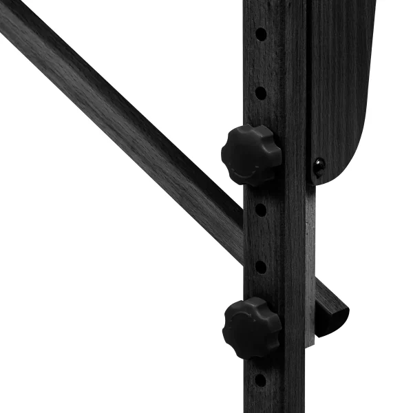 Λεπτομέρεια του μηχανισμού ρύθμισης ύψους στα μαύρα ξύλινα πόδια του κρεβατιού BALANCE.