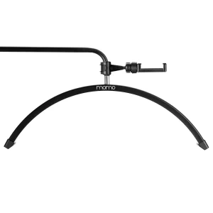 Λήψη της μαύρης λάμπας MOMO MX6 που δείχνει το κυρτό τόξο και τη βάση κινητού τηλεφώνου τοποθετημένη στον κεντρικό βραχίονα.