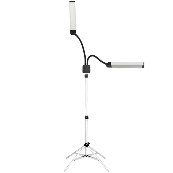 Επαγγελματική λάμπα Pollux II με τους δύο εύκαμπτους βραχίονες στραμμένους σε διαφορετικές κατευθύνσεις για τρισδιάστατο, shadowless φωτισμό.